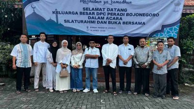 Pengurus dan anggota PERADI Bojonegoro foto bersama saat acara silaturahim dan buka puasa bersama Ramadhan 2026