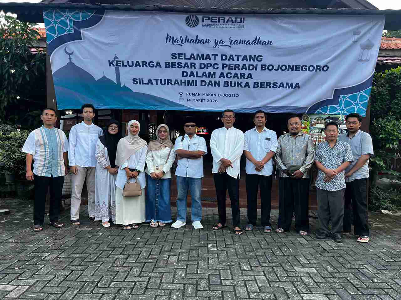 Pengurus dan anggota PERADI Bojonegoro foto bersama saat acara silaturahim dan buka puasa bersama Ramadhan 2026