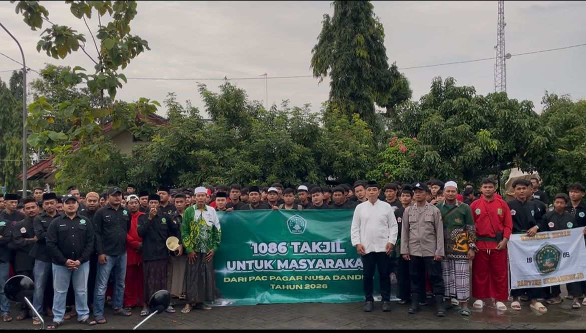 Anggota PAC Pagar Nusa Dander membagikan 1.086 takjil kepada masyarakat di depan Polsek Dander Bojonegoro
