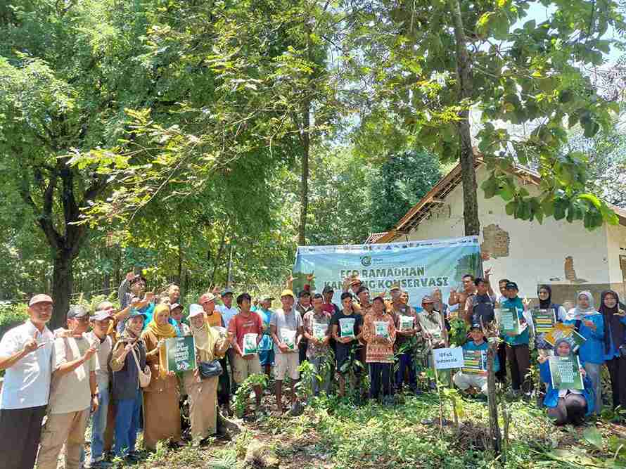 Peserta Eco Ramadhan menanam pohon konservasi dan menyalurkan zakat di Dusun Bajulan Bojonegoro