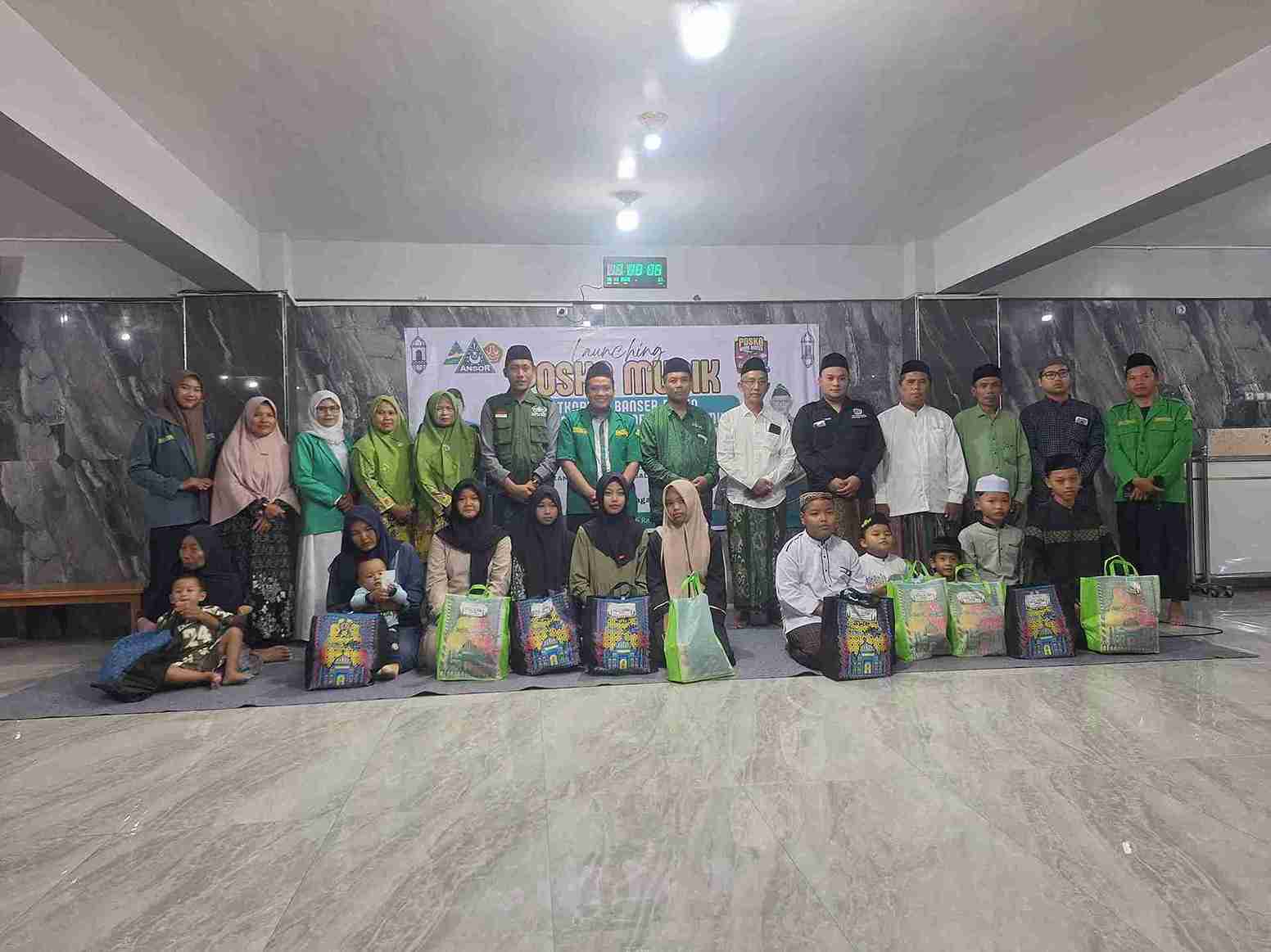 Santunan anak yatim pada launching Posko Mudik Banser Balen