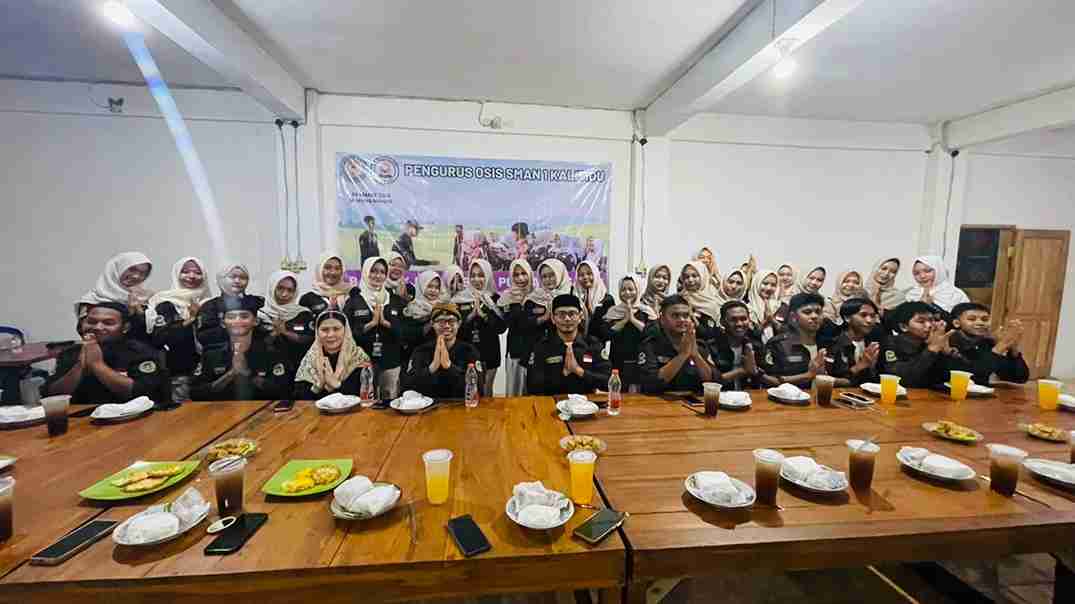 Pengurus OSIS SMAN 1 Kalitidu foto bersama saat buka puasa di Warung Mahjoe Desa Leran Kalitidu Bojonegoro