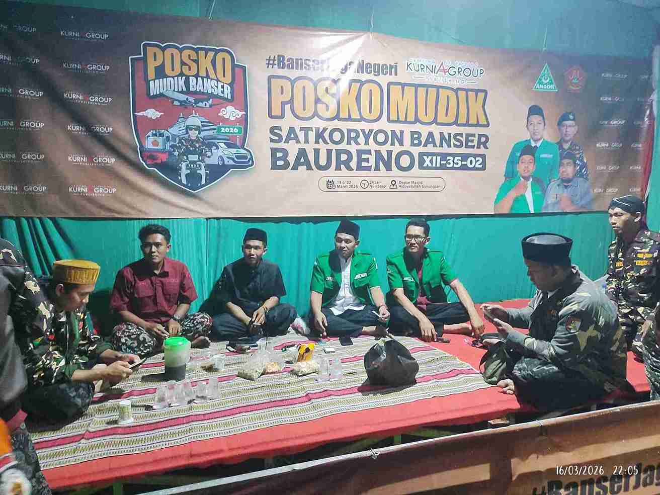 Ketua PC GP Ansor Bojonegoro Mochamad Nurwahyudi mengunjungi Posko Mudik Banser Satkoryon Baureno di depan Masjid Hidayatullah Desa Gunungsari