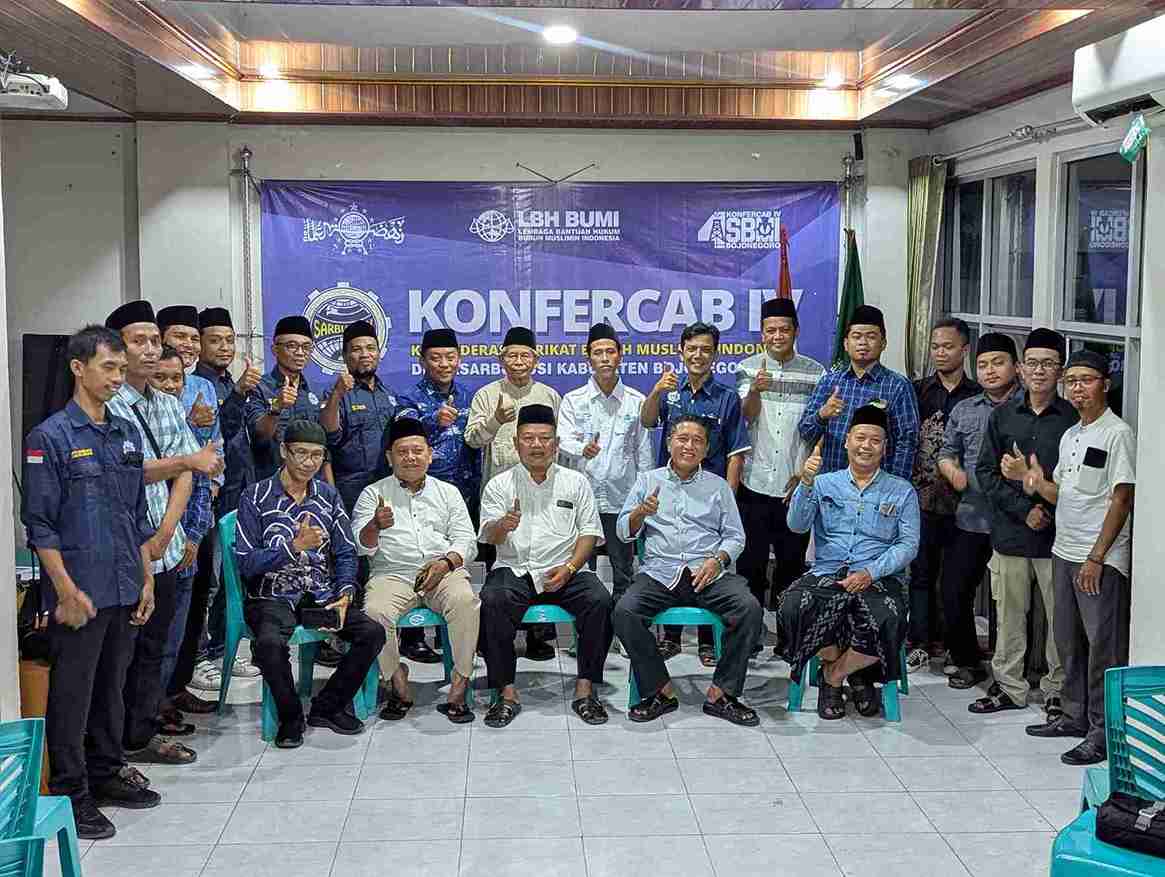 Peserta Konfercab IV Sarbumusi NU Bojonegoro berfoto bersama di Rusunawa PCNU Bojonegoro