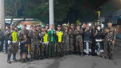 Banser GP Ansor Pakisaji mengamankan pawai ogoh-ogoh di Malang