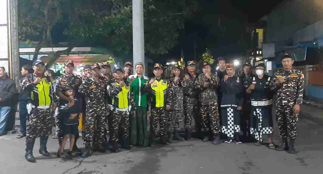 Banser GP Ansor Pakisaji mengamankan pawai ogoh-ogoh di Malang