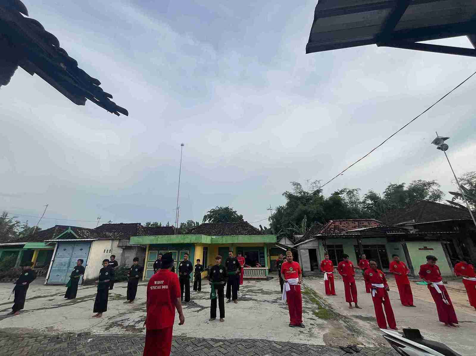 Latihan bersama anggota Pagar Nusa Teleng di Sumberrejo Bojonegoro