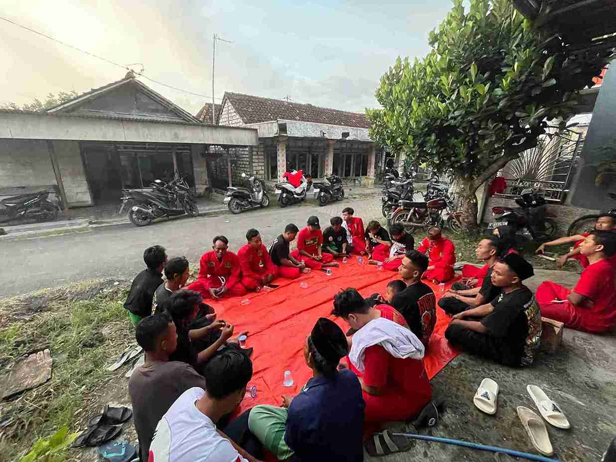 Suasana kebersamaan anggota Pagar Nusa Teleng saat tahlil dan buka puasa bersama