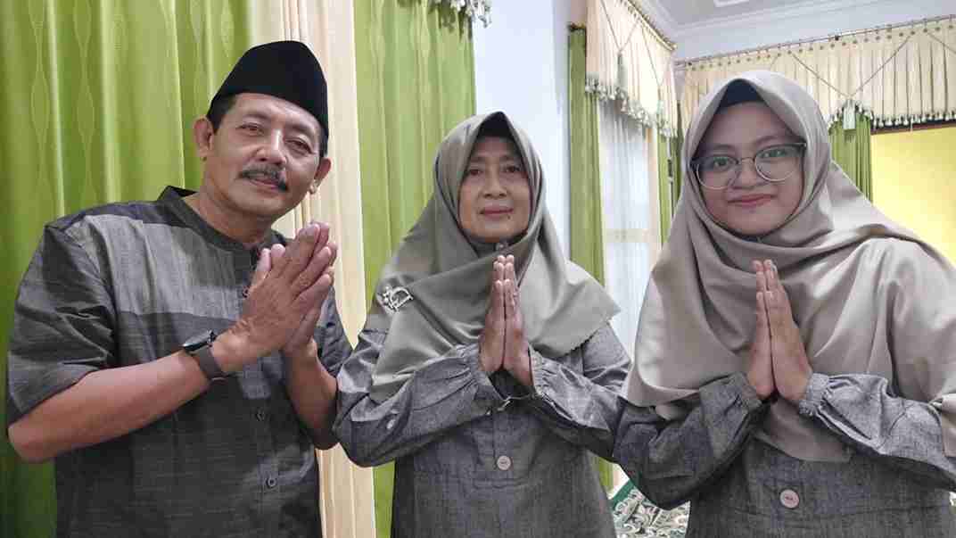 Nono Warnono bersama keluarga dalam momen satu kesempatan sebagai ilustrasi budaya mudik dan silaturahmi