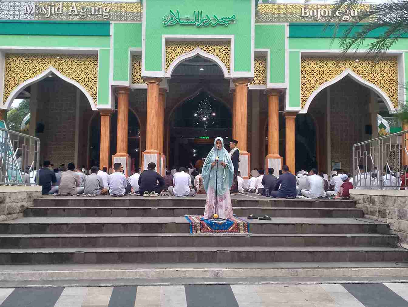 Wakil Bupati Bojonegoro Nurul Azizah saat Sholat Idul Fitri di Masjid Agung Darussalam