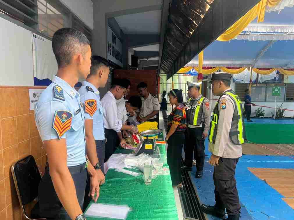 Petugas Lapas Bojonegoro memeriksa barang bawaan pengunjung saat kunjungan Lebaran warga binaan