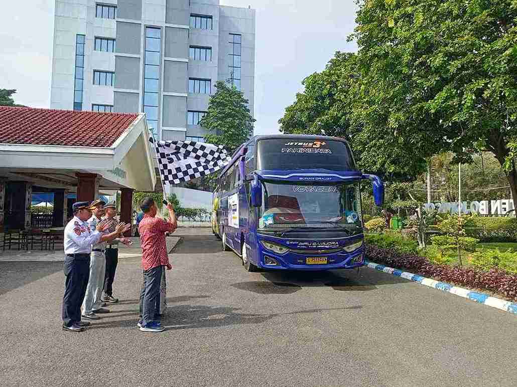 Pemberangkatan program balik gratis Pemkab Bojonegoro di Pendopo Malowopati