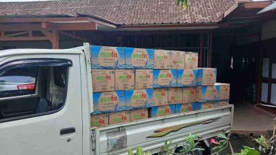 Distribusi air minum Ecofit Water PT HPN Bojonegoro menggunakan pick up