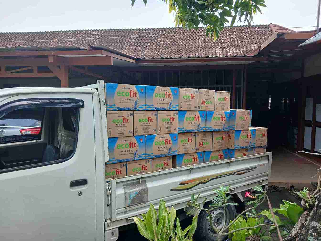 Distribusi air minum Ecofit Water PT HPN Bojonegoro menggunakan pick up