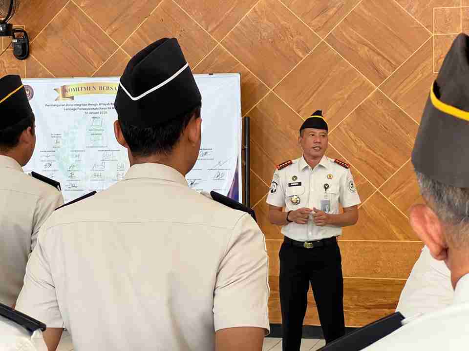 Kalapas Bojonegoro Hari Winarca memberikan arahan saat apel pagi pasca Idul Fitri di Lapas Kelas IIA Bojonegoro