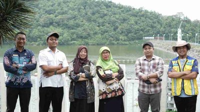 Kepala Disbudpar Bojonegoro saat melakukan kunjungan ke Waduk Gongseng di Kecamatan Temayang