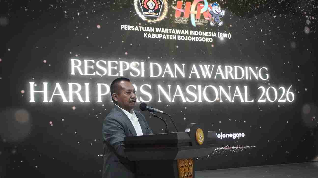 Lutfil Hakim Ketua PWI Jatim saat memberikan sambutan acara Resepsi dan Awarding Hari Pers Nasional (HPN) 2026 yang digelar PWI Bojonegoro di Ruang Angling Dharma