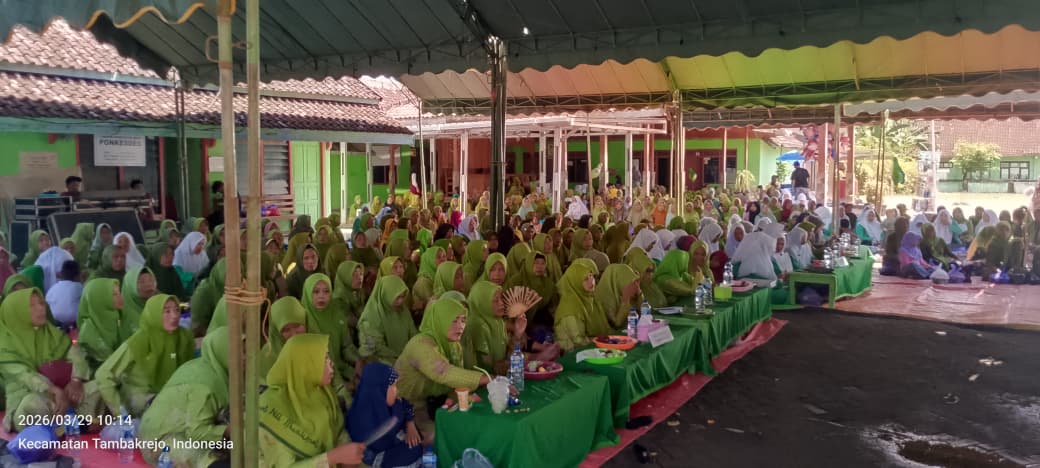 Peserta Muslimat NU menghadiri Halal Bihalal di Tambakrejo