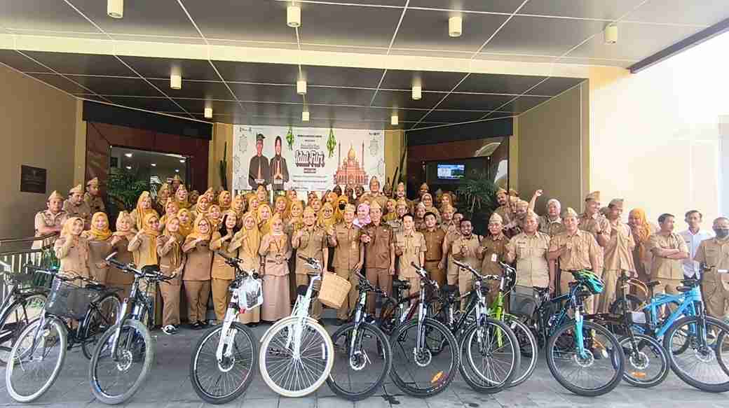 ASN Bojonegoro foto bersama gerakan bersepeda sehat