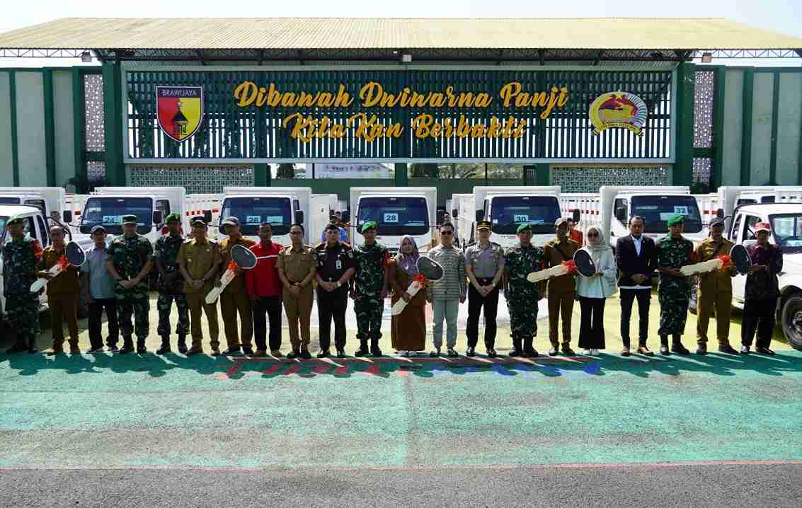 Bupati Bojonegoro Setyo Wahono bersama Forkopimda saat penyerahan kendaraan operasional Koperasi Merah Putih di Kodim 0813 Bojonegoro