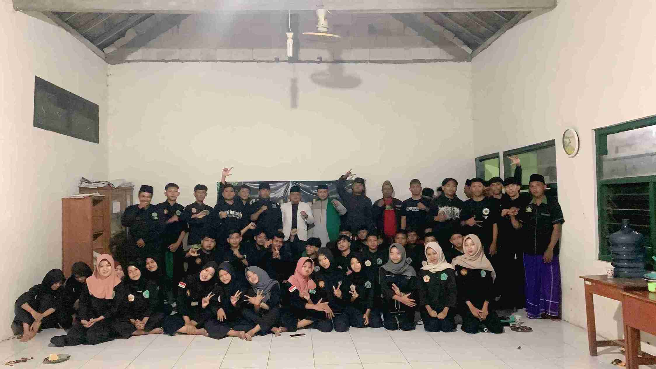 Anggota dan pengurus Pagar Nusa Desa Bulu Kecamatan Balen Bojonegoro foto bersama usai halal bihalal dan rapat anggota tahunan