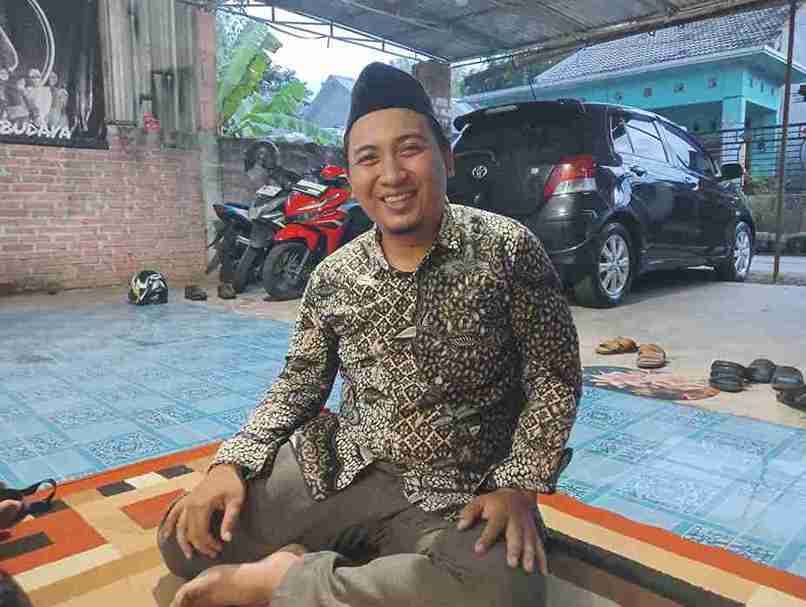 Mohammad Tsaqibul Fikri, dosen UNUGIRI dan Sekretaris Lesbumi Bojonegoro, saat wawancara tentang lagu Warisan Nusantara
