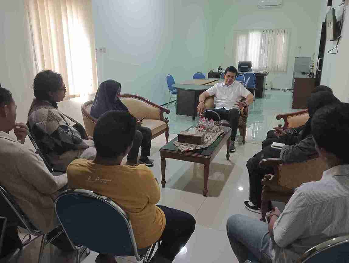 Kepala Bulog Bojonegoro Umar Said berdiskusi dengan awak media di kantor Bulog