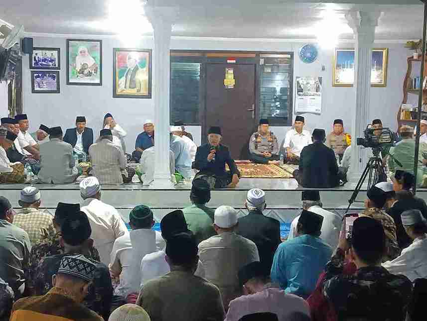 KH. Alamul Huda Masyhur saat menyampaikan sambutan acara Peringatan Haul ke-1 Nyai Hj Malikah Masyhur istri Pendiri Ponpes Al-Rosyid
