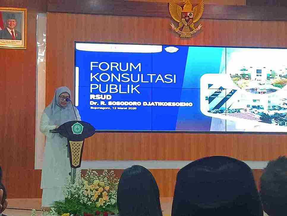 Direktur RSUD Dr R Sosodoro Djatikoesoemo Bojonegoro Ani Pujiningrum menyampaikan sambutan dalam forum konsultasi publik pelayanan kesehatan di Aula Selasih RSUD Bojonegoro