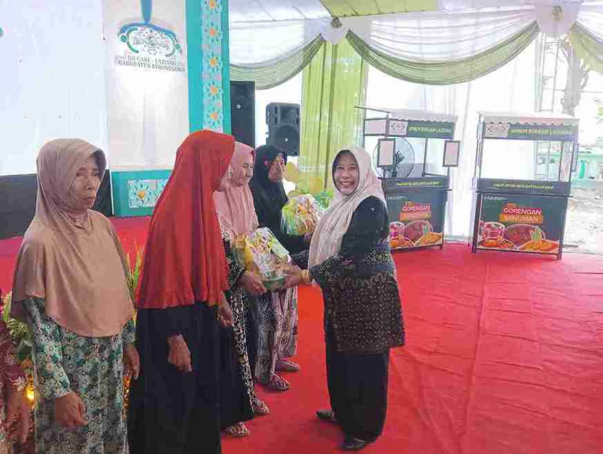 Hj. Umi Zulaichah Ketua PC Muslimat NU Bojonegoro Berikan Santunan
