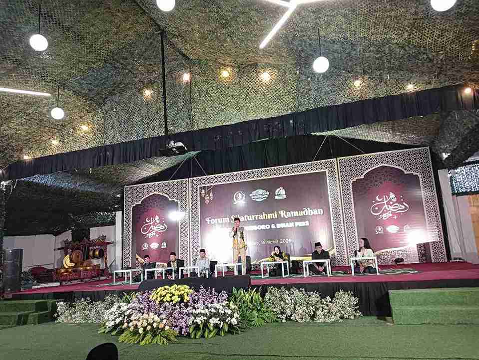 Ketua PWI Bojonegoro Sasmito memberikan sambutan dalam acara buka bersama DPRD Bojonegoro dengan insan media.