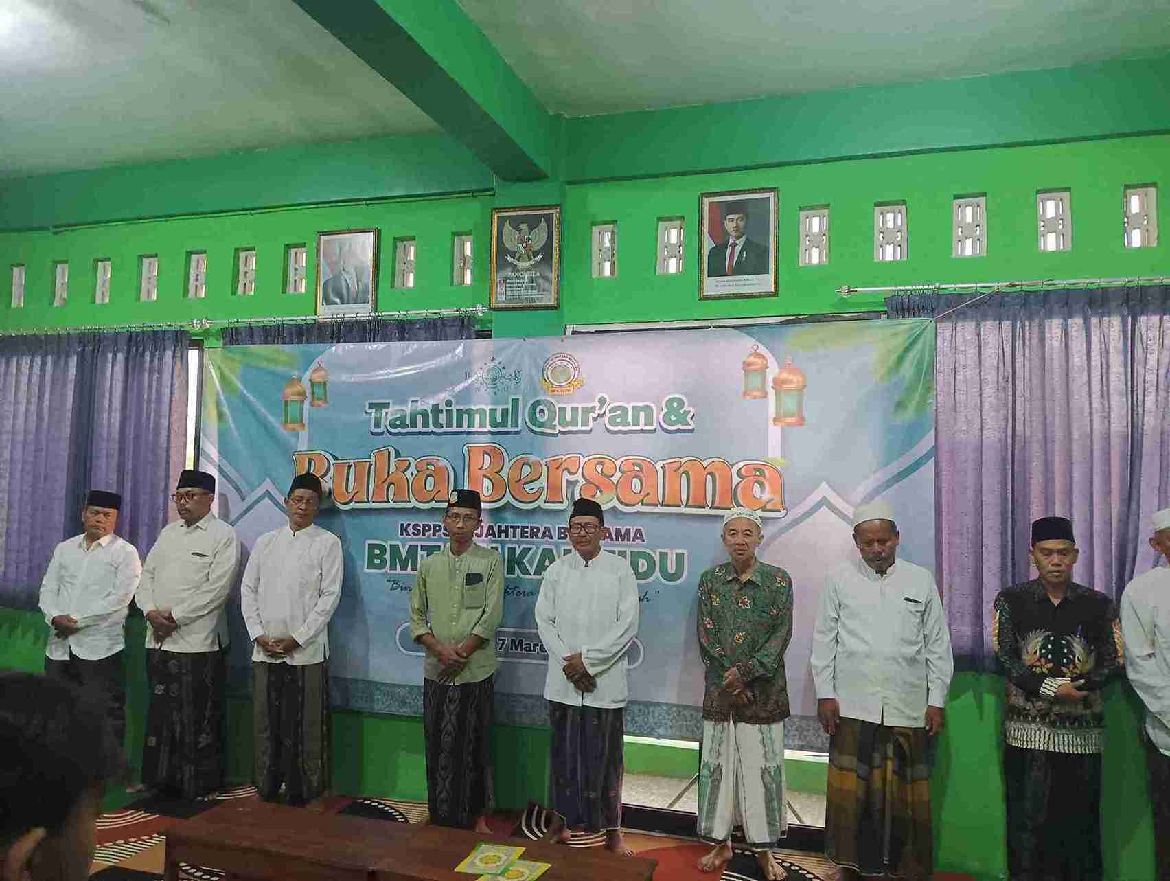 Pengurus MWCNU dan Direksi BMTNU Kalitidu saat Takhtimul Qur’an dan buka bersama di Gedung MWCNU Kalitidu