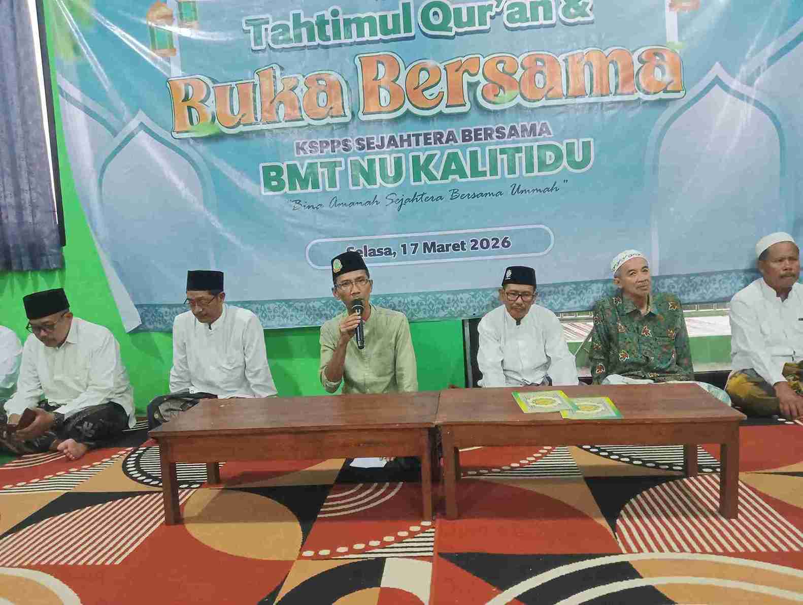 Pengurus MWCNU dan Direksi BMTNU Kalitidu saat Takhtimul Qur’an dan buka bersama di Gedung MWCNU Kalitidu