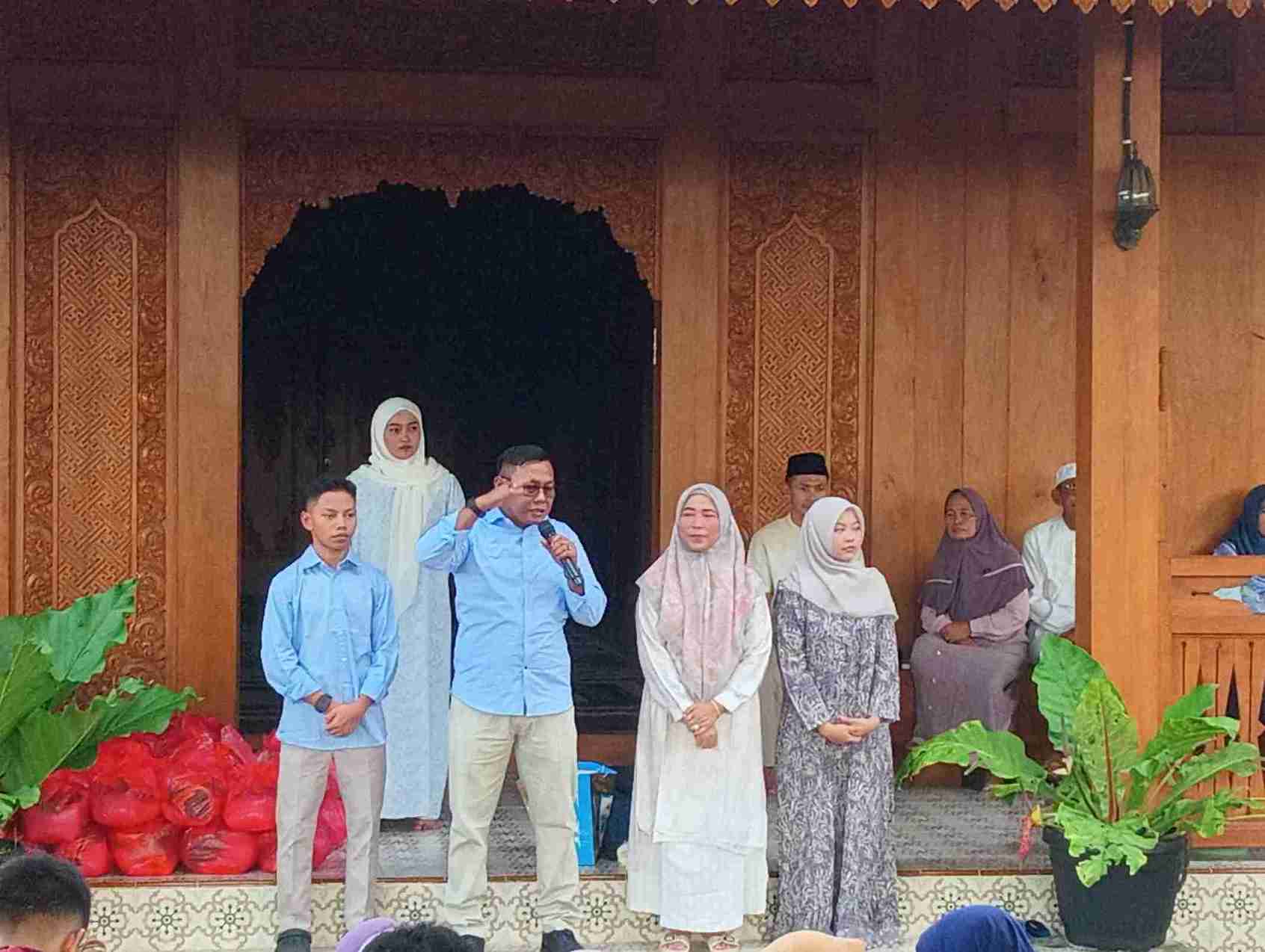Sudawam memberikan sambutan dalam acara penyaluran zakat mal dan sedekah di Pelem