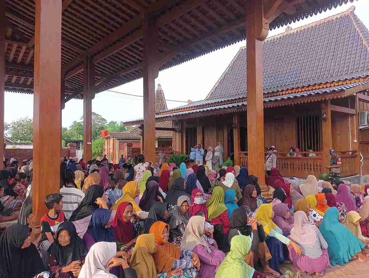 Ribuan warga menghadiri pembagian zakat mal dan sedekah di Desa Pelem Bojonegoro