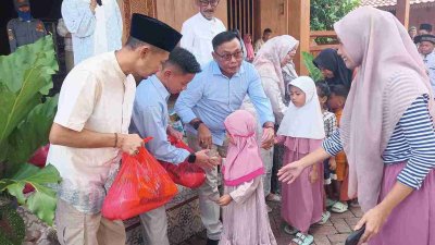 Momentum Ramadhan, KRAT Sudawam Kades Pelem Salurkan Zakat dan Sedekah untuk Ribuan Warga