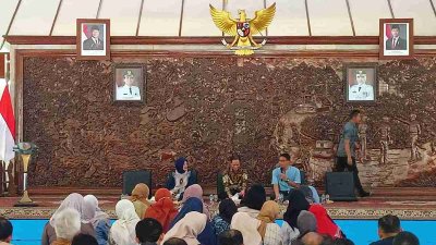 Bupati Bojonegoro H. Setyo Wahono menyampaikan sambutan saat Halal Bihalal bersama Menteri Lingkungan Hidup di Pendopo Malowopati Bojonegoro