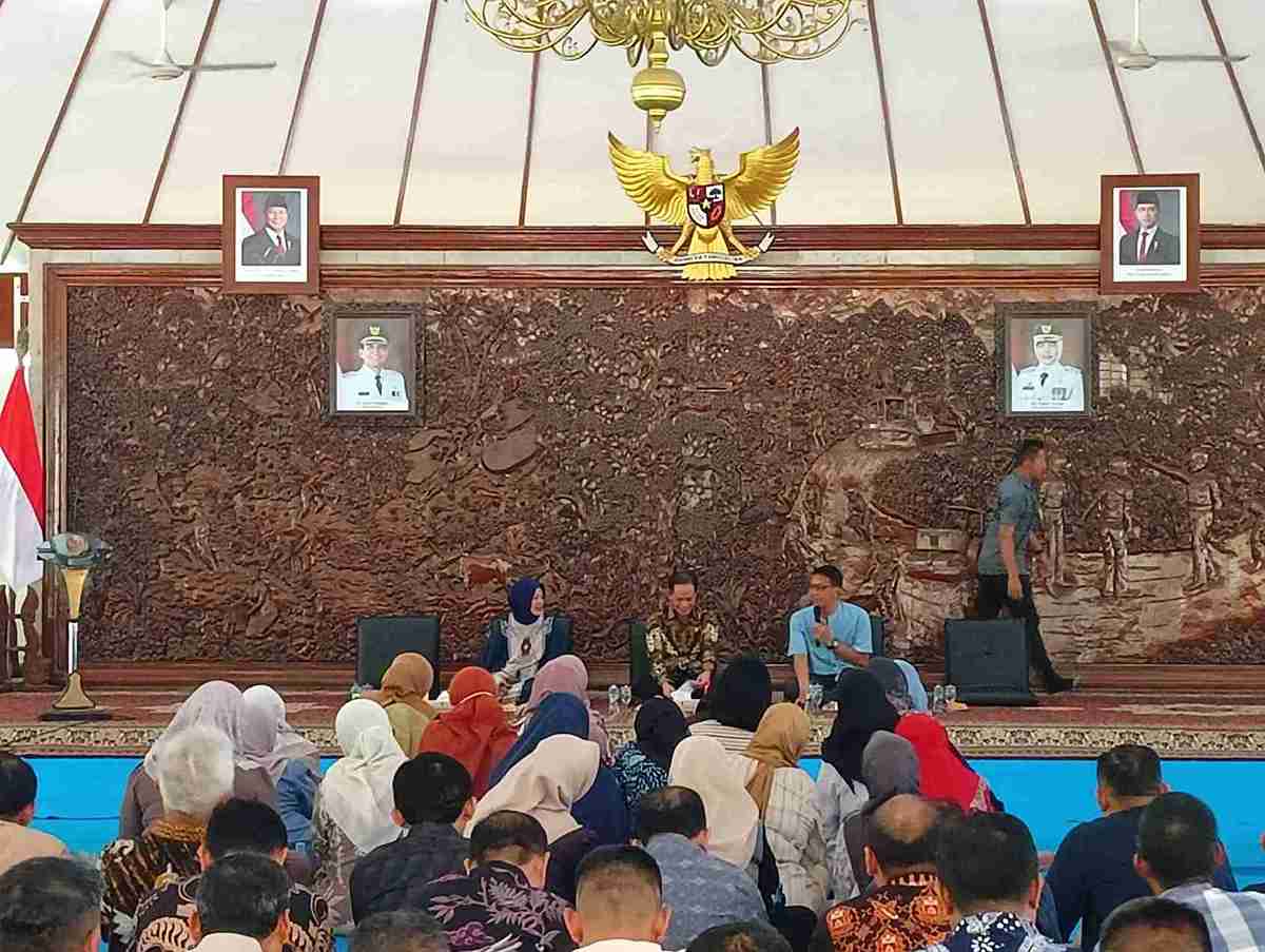 Bupati Bojonegoro H. Setyo Wahono menyampaikan sambutan saat Halal Bihalal bersama Menteri Lingkungan Hidup di Pendopo Malowopati Bojonegoro