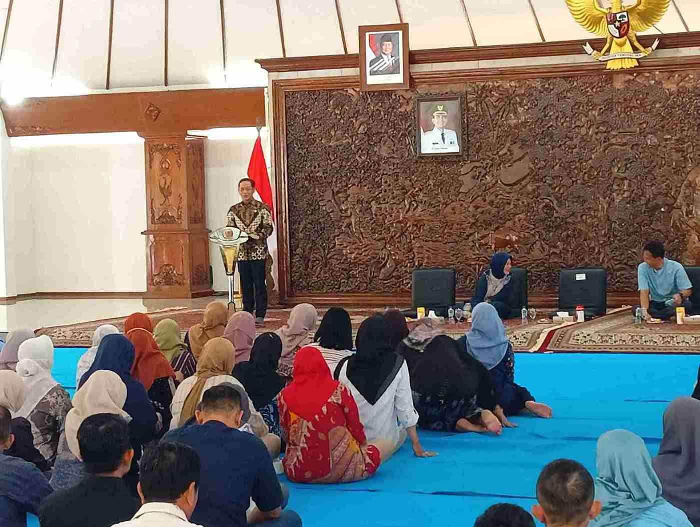 Menteri Lingkungan Hidup Hanif Faisol Nurofiq saat Halal Bihalal di Pendopo Malowopati Bojonegoro