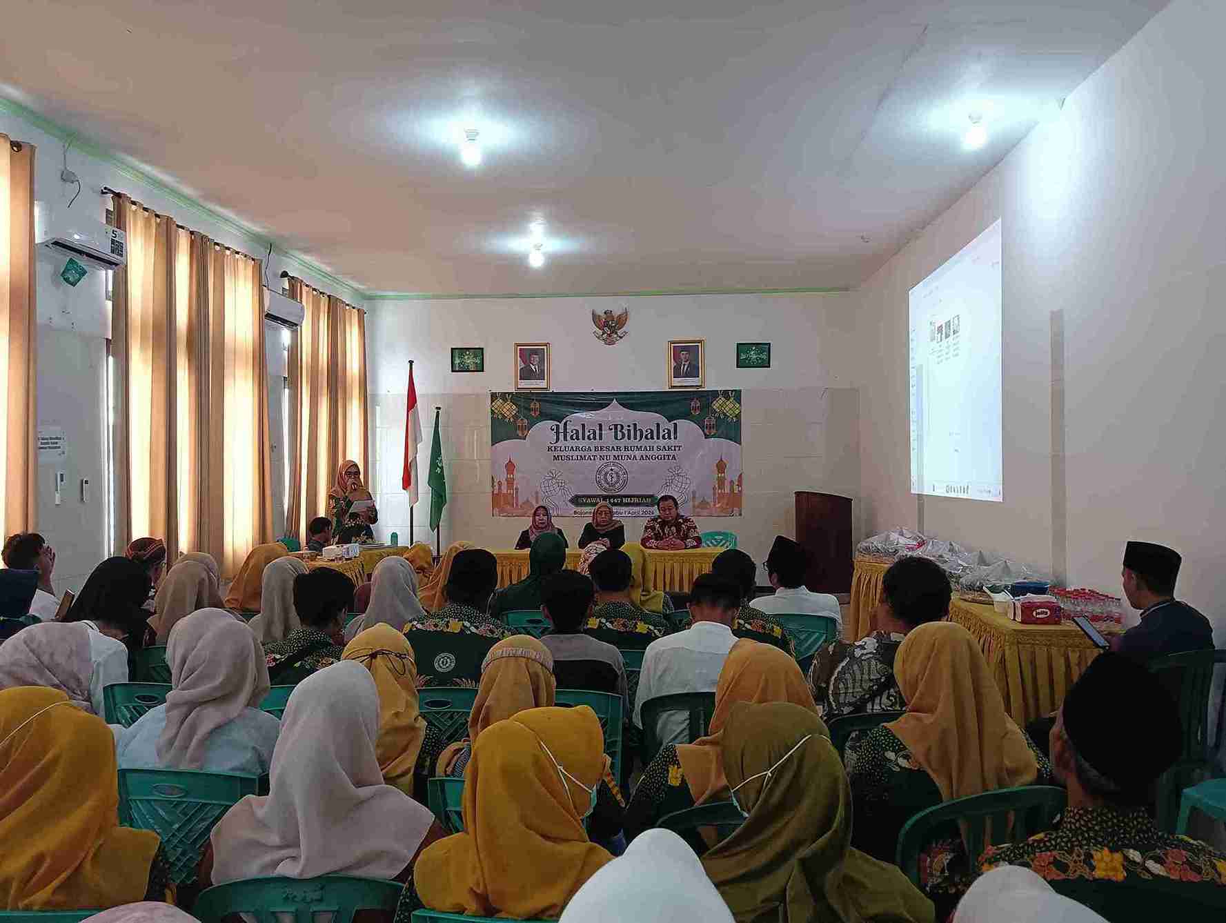 Suasana Halal Bihalal keluarga besar RS Muslimat NU Muna Anggita Bojonegoro di aula rumah sakit