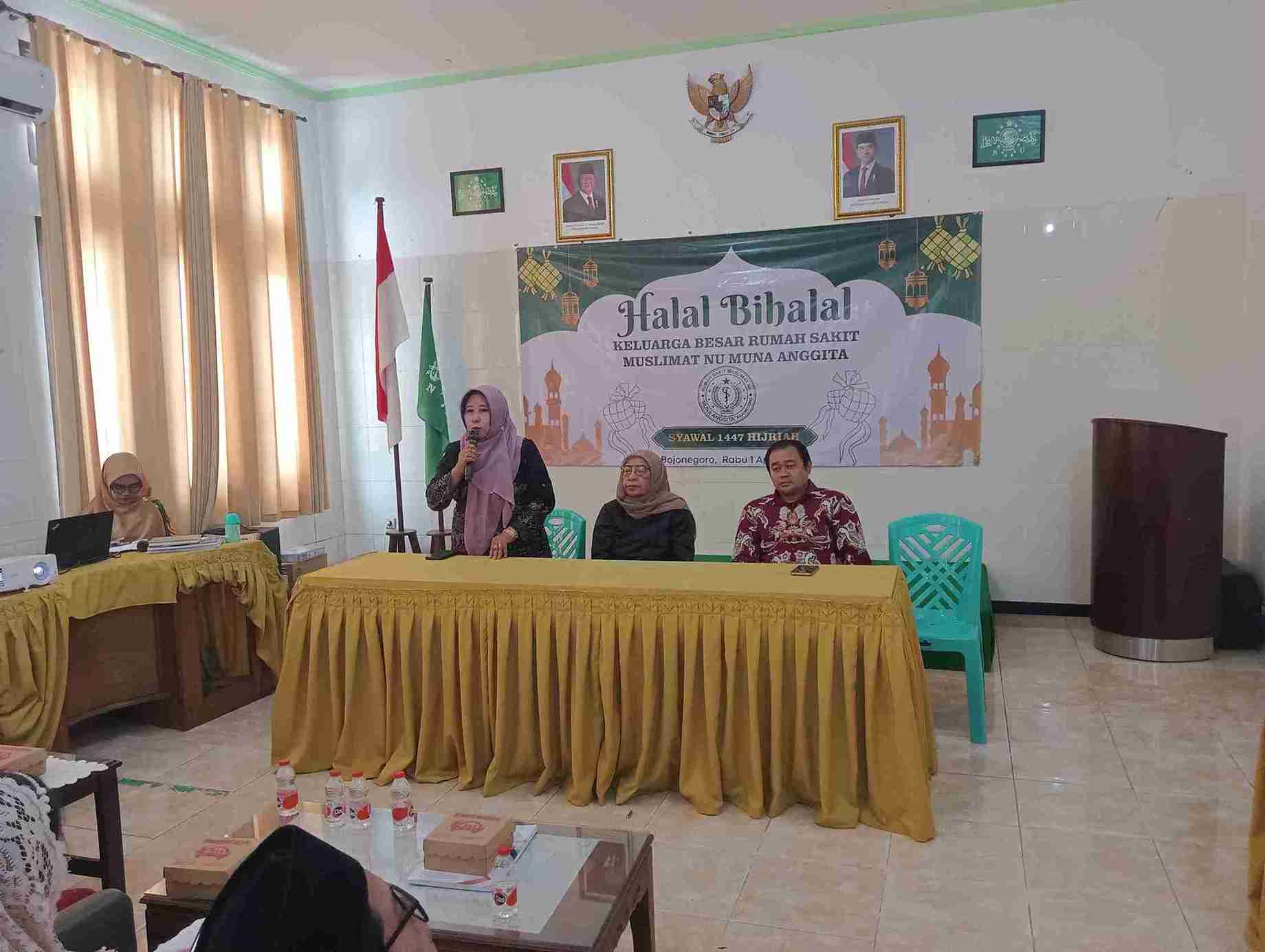 Hj. Umi Zulaichah Sokhib Ketua Yayasan yang juga Ketua PC Muslimat NU Bojonegoro saat menyampaikan sambutan