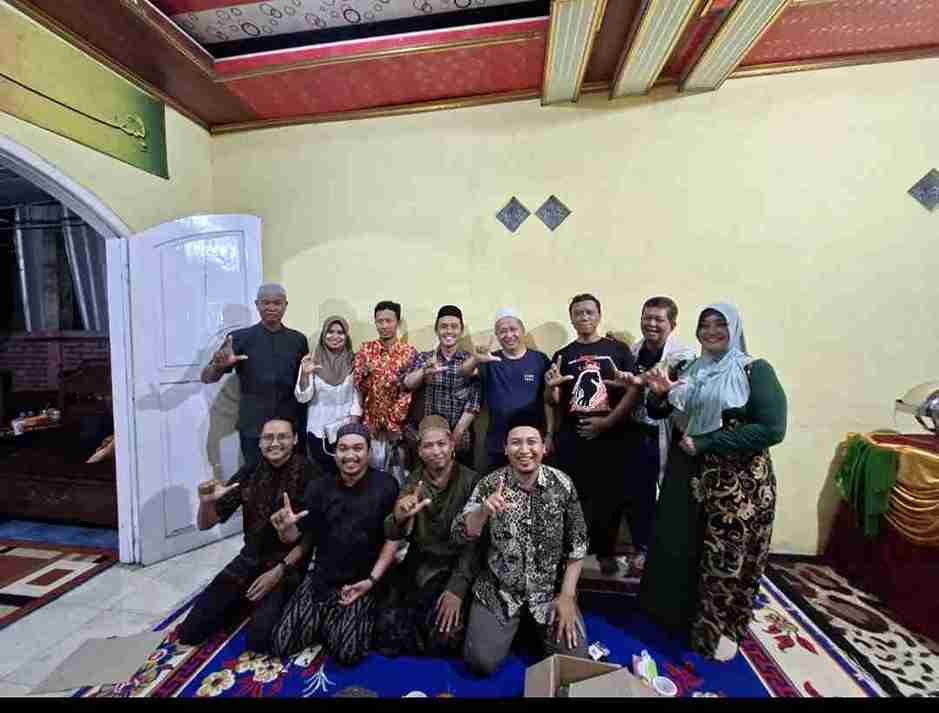 Pengurus Lesbumi NU Bojonegoro foto bersama usai rapat koordinasi dan buka puasa di Desa Tikusan Kapas