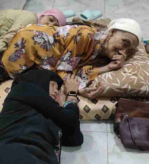 Nurul Azizah bersama Nyai Hj Malikah Masyhur saat beristirahat di Mekkah