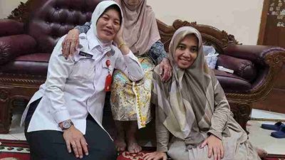 Nurul Azizah bersama Nyai Hj Malikah Masyhur sebelum wafat