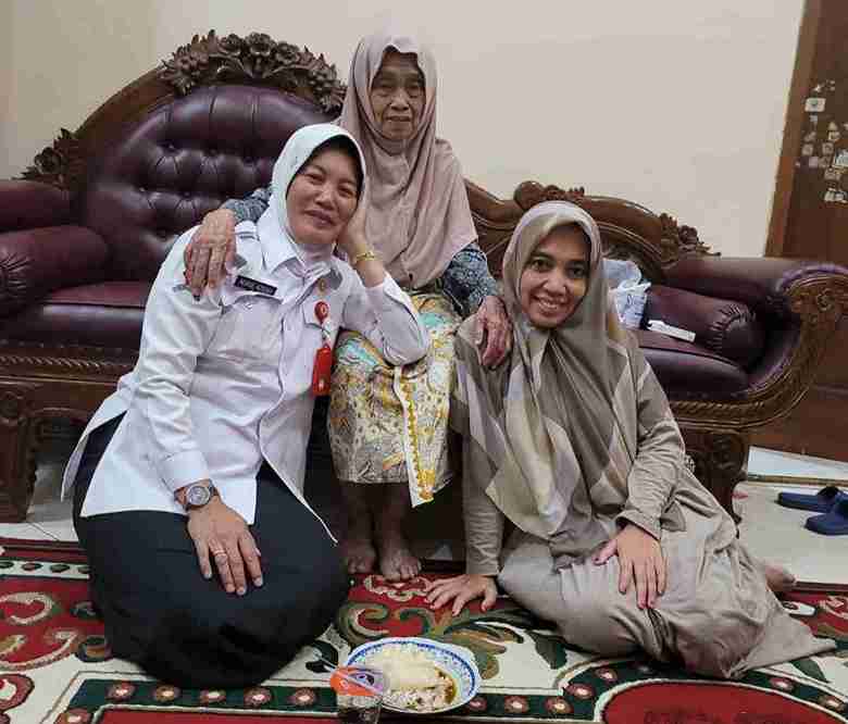 Nurul Azizah bersama Nyai Hj Malikah Masyhur sebelum wafat
