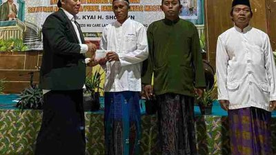 Penyerahan bantuan program Koin NU oleh pengurus LAZISNU kepada warga dalam acara Ngaji Bareng Nuzulul Quran di Desa Mojoagung Soko Tuban