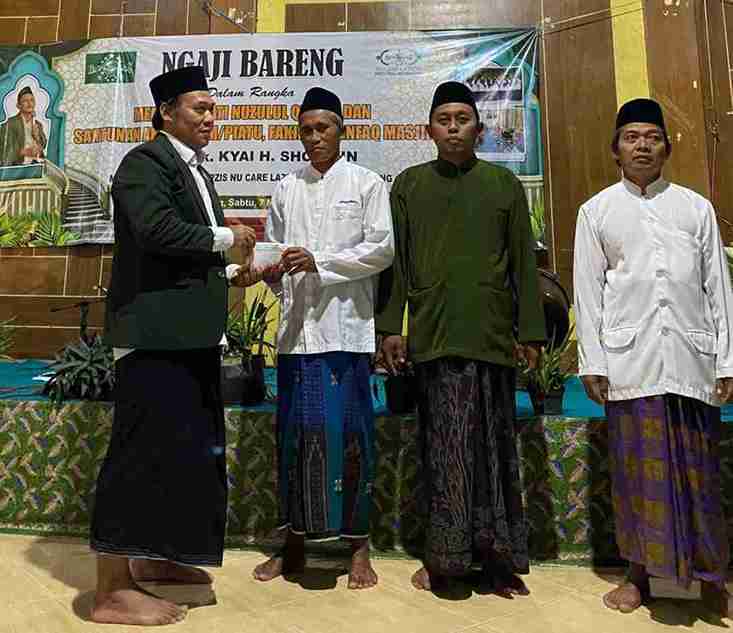 Penyerahan bantuan program Koin NU oleh pengurus LAZISNU kepada warga dalam acara Ngaji Bareng Nuzulul Quran di Desa Mojoagung Soko Tuban