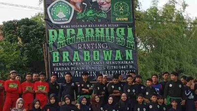 Anggota Pagar Nusa Brabowan sesaat sebelum membagikan takjil kepada pengguna jalan di Kecamatan Gayam Bojonegoro