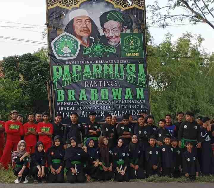 Anggota Pagar Nusa Brabowan sesaat sebelum membagikan takjil kepada pengguna jalan di Kecamatan Gayam Bojonegoro