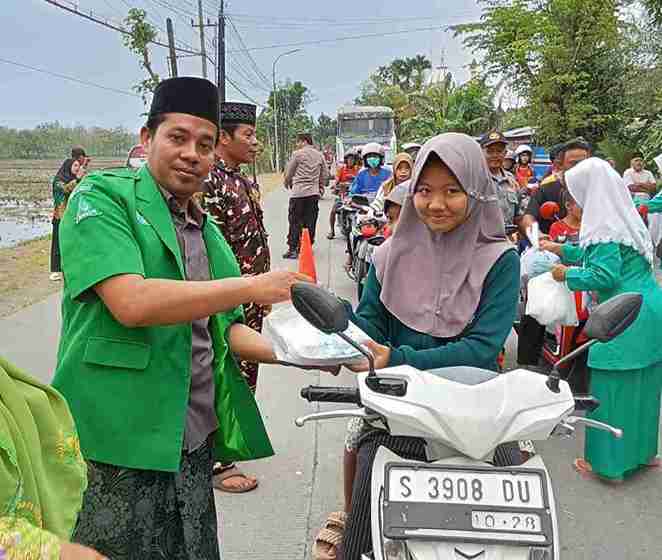 Pengurus Ansor dan Pengurus NU Tanjungharjo Bojonegoro serta Banom lain membagikan takjil gratis kepada pengendara saat Ramadan 1447 H